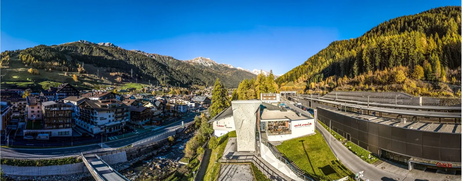 Der arl.park direkt beim Bahnhof St. Anton am Arlberg