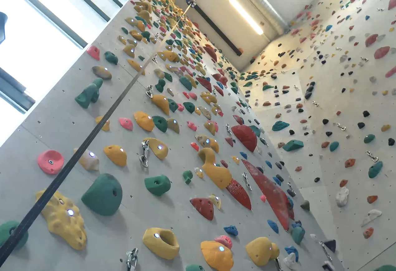 Die interaktive CLIFT-Kletterwand mit leuchtenden Griffen