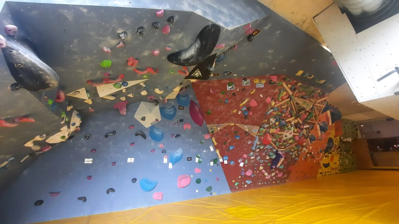 Kletterhalle & Boulderbereich
