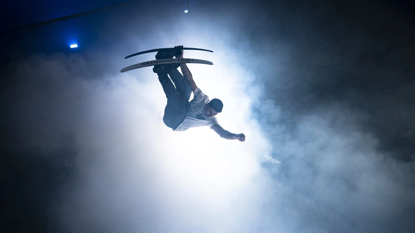 Salto in der Trampolinhalle